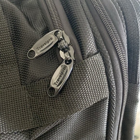 TravelPro Flight Pro 2 Black Black Expandable Duffel Bag NWOT - Picture 3 of 12